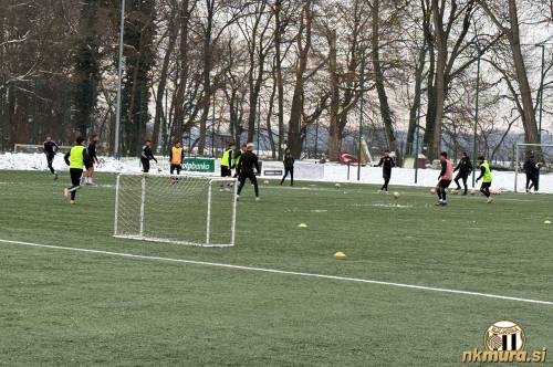 Trening mladih nogometašev Mure na igrišču z umetno travo.