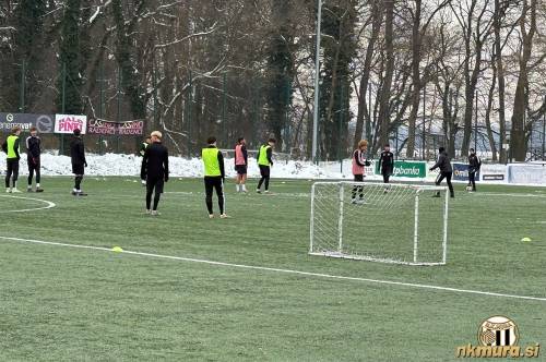 Trening mladih nogometašev Mure na igrišču z umetno travo.