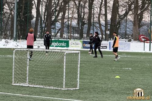 Trening mladih nogometašev Mure na igrišču z umetno travo.