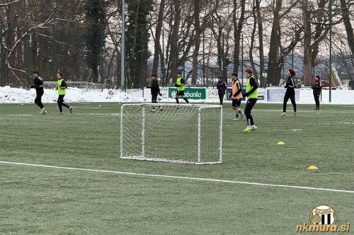 Trening mladih nogometašev Mure na igrišču z umetno travo.