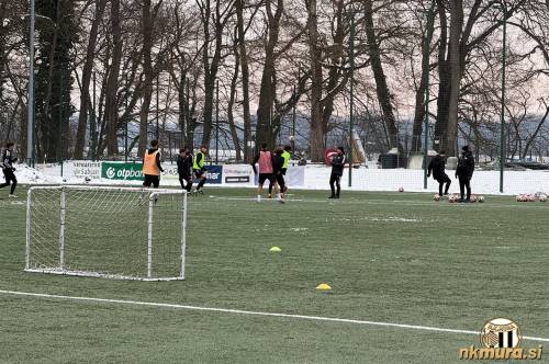 Trening mladih nogometašev Mure na igrišču z umetno travo.
