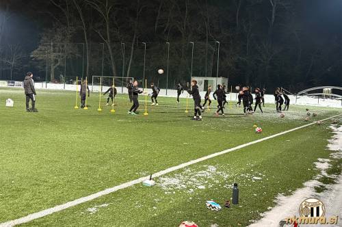 Trening mladih nogometašev Mure na igrišču z umetno travo.