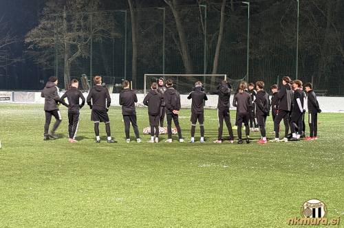 Trening mladih nogometašev Mure na igrišču z umetno travo.