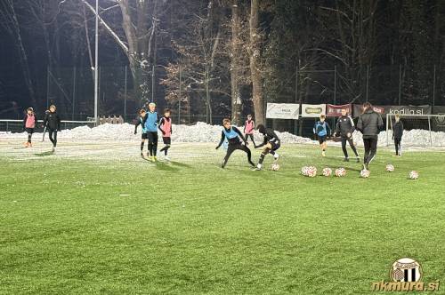Trening mladih nogometašev Mure na igrišču z umetno travo.