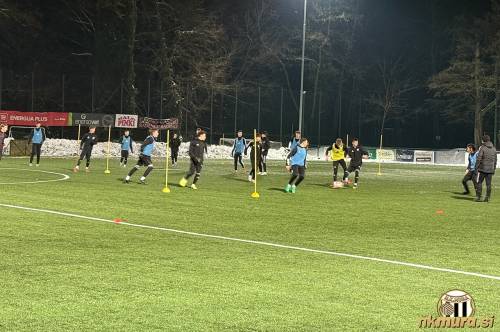 Trening mladih nogometašev Mure na igrišču z umetno travo.