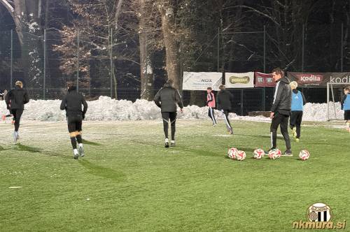 Trening mladih nogometašev Mure na igrišču z umetno travo.