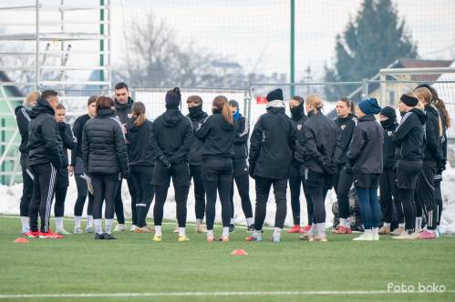 Trening nogometašic Mure None, ki je potekal 13. januarja 2026 na igrišču z umetno travo v Radencih.