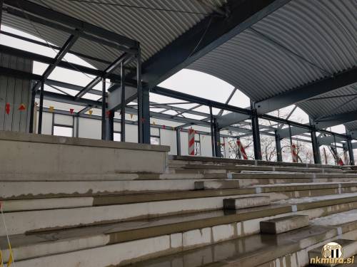 Za tribuno poteka gradnja VIP prostorov.