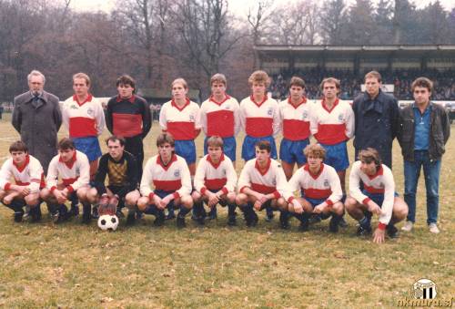 Moštvo Mure v dresih podjetja Triglav leta 1986. Stojijo (od leve): Škof (tehnični vodja), Marjan Jaušovec, Seršen, Darko Jaušovec, Mertük, Kalamar, Baranja, Cifer, Cirkvenčić, Hari (fizioterapevt). Čepijo: Jože Kosi, Marko Kosi, Kuhar, Kardoš, Sreš, Bencak, Gabor in Škaper.