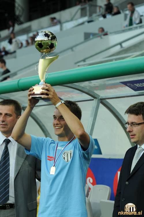 Kapetan Žiga Kous je v zrak dvignil pokal za osvojen naslov mladinskega pokalnega prvaka Slovenije v sezoni 2010/11.
