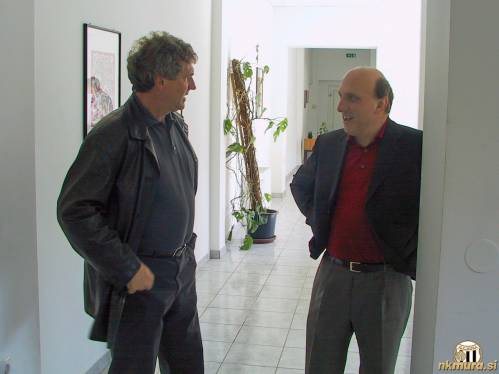 Bojan Prašnikar (levo) in predsednik Georg Suban na prvenstveni tekmi med Muro in Olimpijo 16. maja 2004.