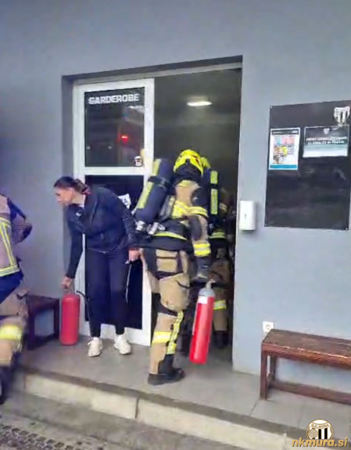 Gasilci vstopajo v garderobe pod glavno tribuno.