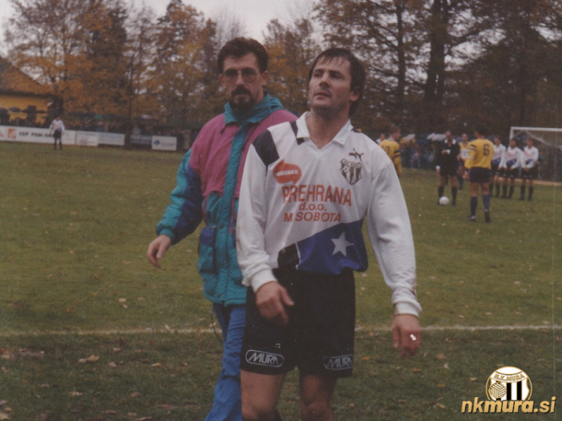 Zdravnik dr. Bojan Korošec in Jože Kosi na tekmi Mura : Maribor, 31. oktober 1992.