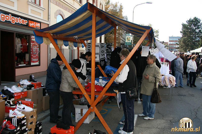 Murina stojnica na Trejzinon senji leta 2011.