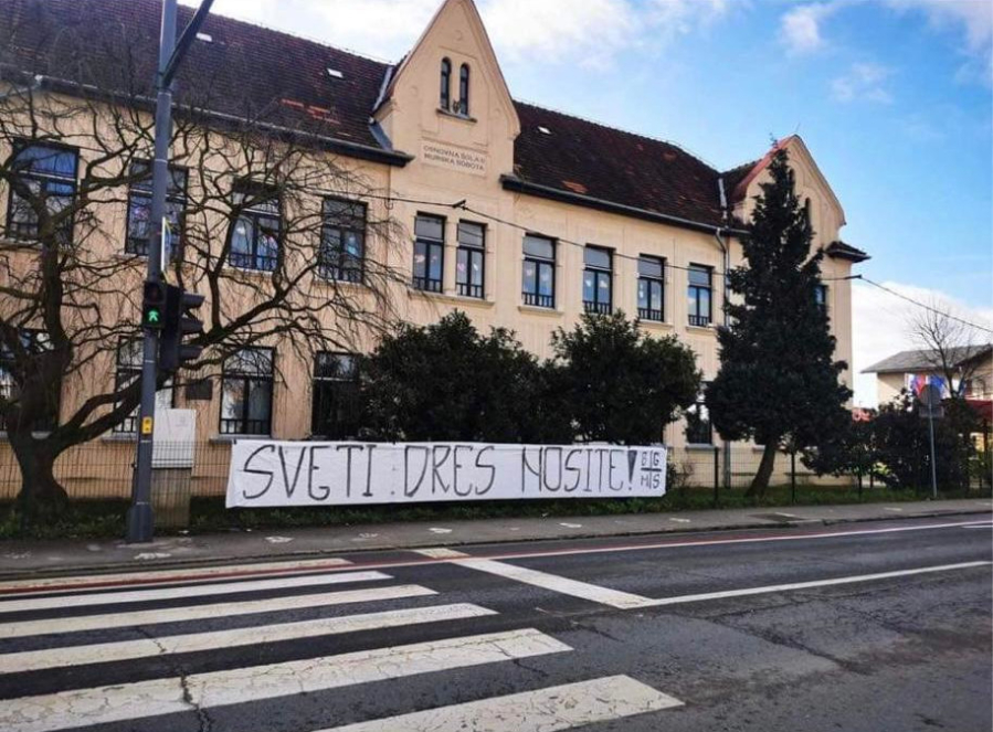 Igralce Mure je danes zbudil napis pred drugo osnovno šolo v Murski Soboti.