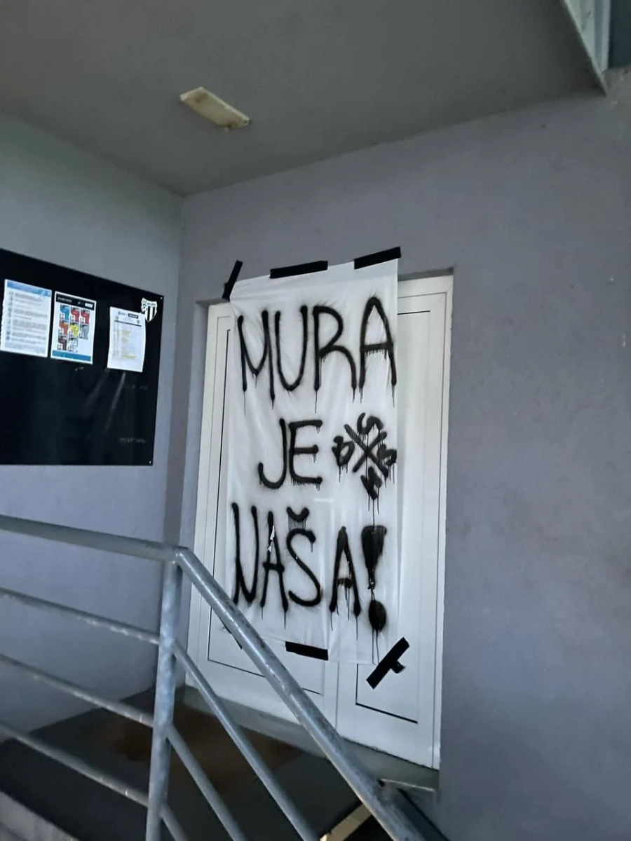 Napis na vratih, ki vodijo v klubske prostore na glavni tribuni.